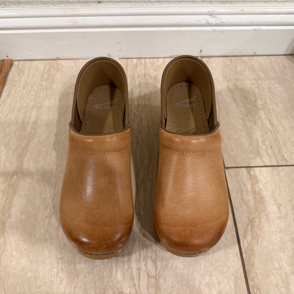 Dansko Professional Honey Distressed Tan Leather Clogs - 40 - Picture 4 of 8